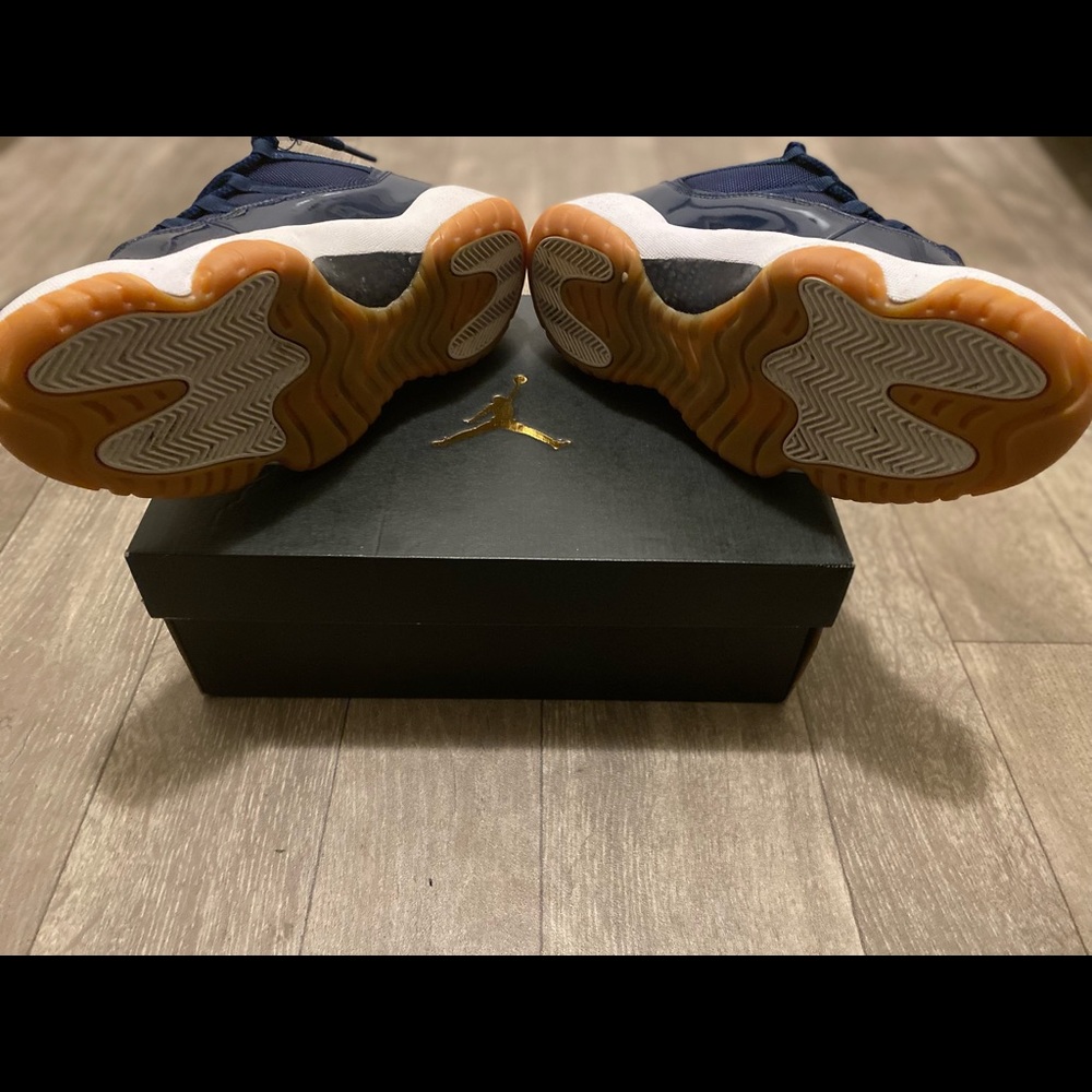 Jordan 11 low navy gum size 8.5